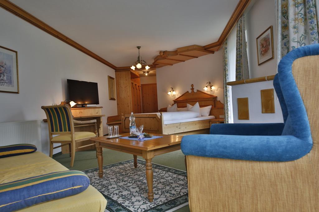 Romantik Resort & Spa Der Laterndl Hof Haldensee Rum bild