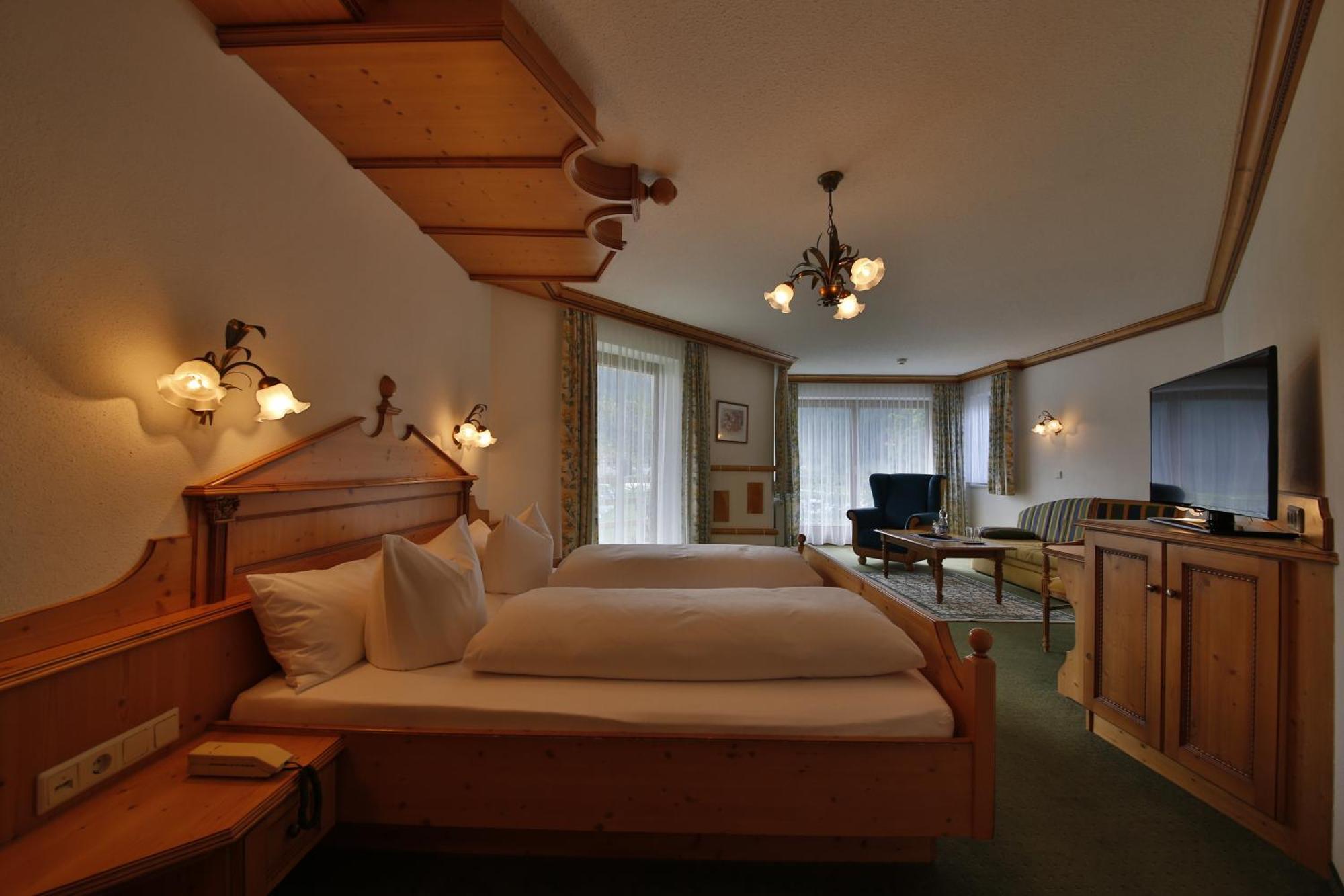 Romantik Resort & Spa Der Laterndl Hof Haldensee Rum bild