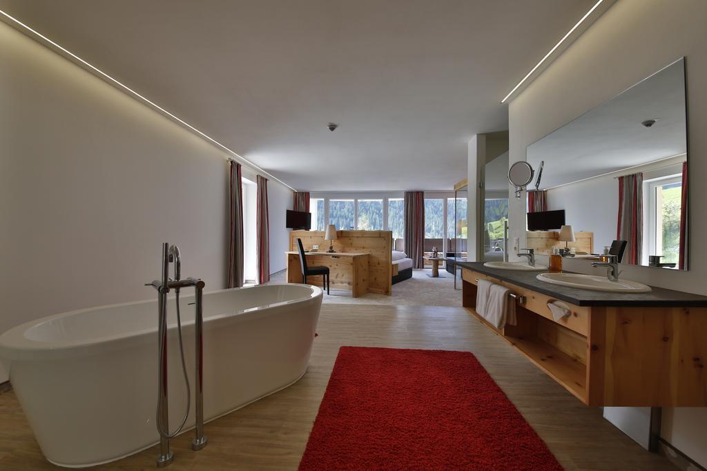 Romantik Resort & Spa Der Laterndl Hof Haldensee Rum bild
