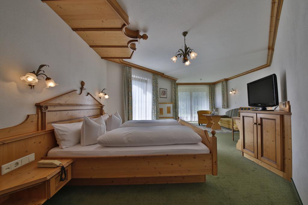 Romantik Resort & Spa Der Laterndl Hof Haldensee Rum bild